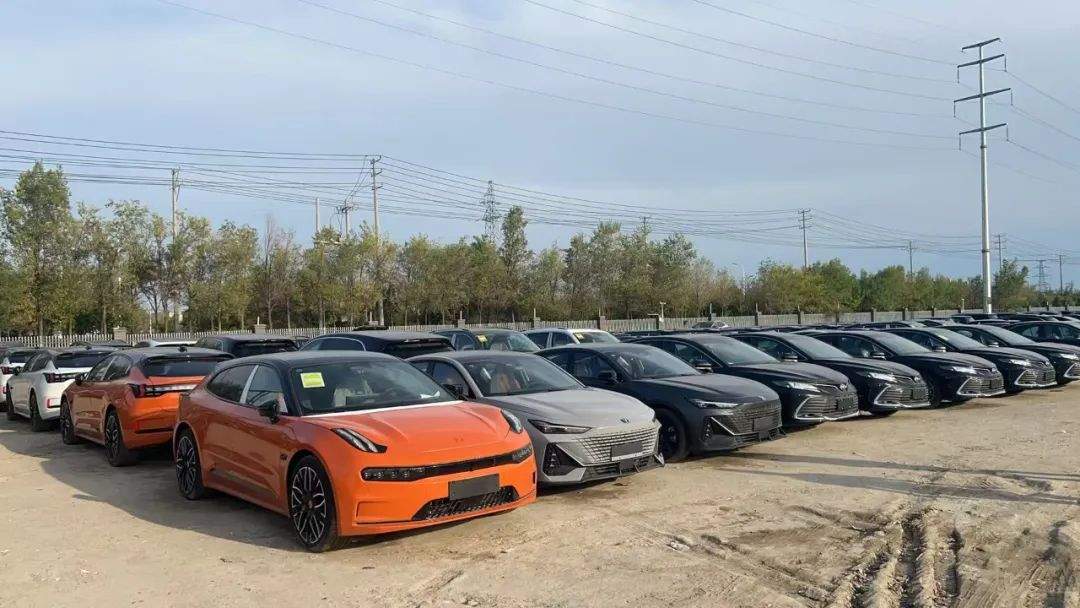 新车当二手车卖！揭秘“0公里二手车”背后灰色产业链：主机厂清库、4S店冲量、出口车商跨境套利