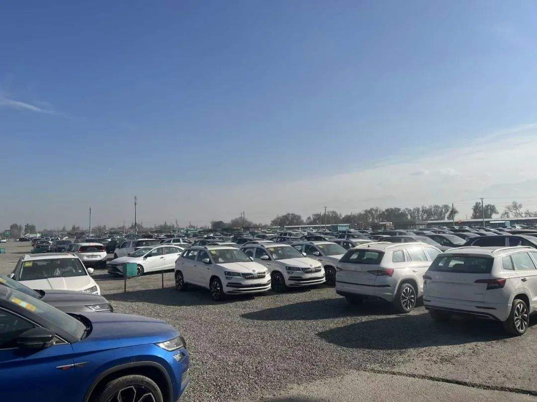 新车当二手车卖！揭秘“0公里二手车”背后灰色产业链：主机厂清库、4S店冲量、出口车商跨境套利