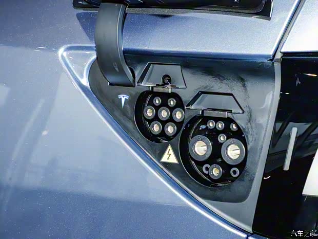 居家氛围更浓 特斯拉Model Y L浅灰色高级内饰上线 价格8000元