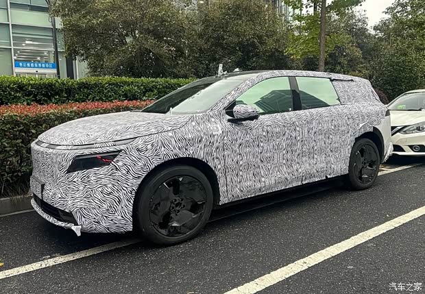 日产N8谍照 或为中大型SUV 内饰配备大尺寸双联屏 配置很高级